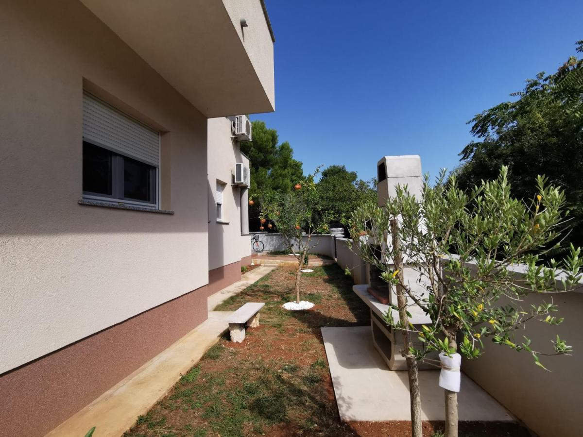 Apartment Dundo In Quiet Green Area Medulin Exterior photo